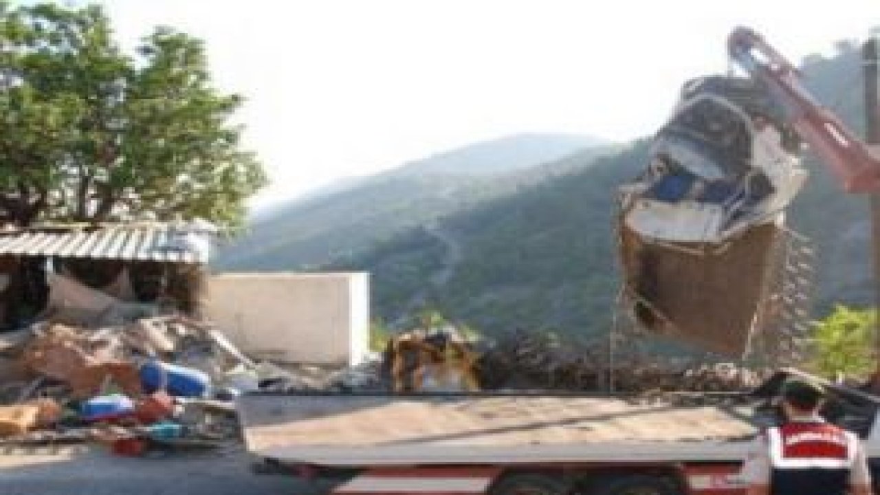 Virajı alamadı eve girdi: 2 ölü