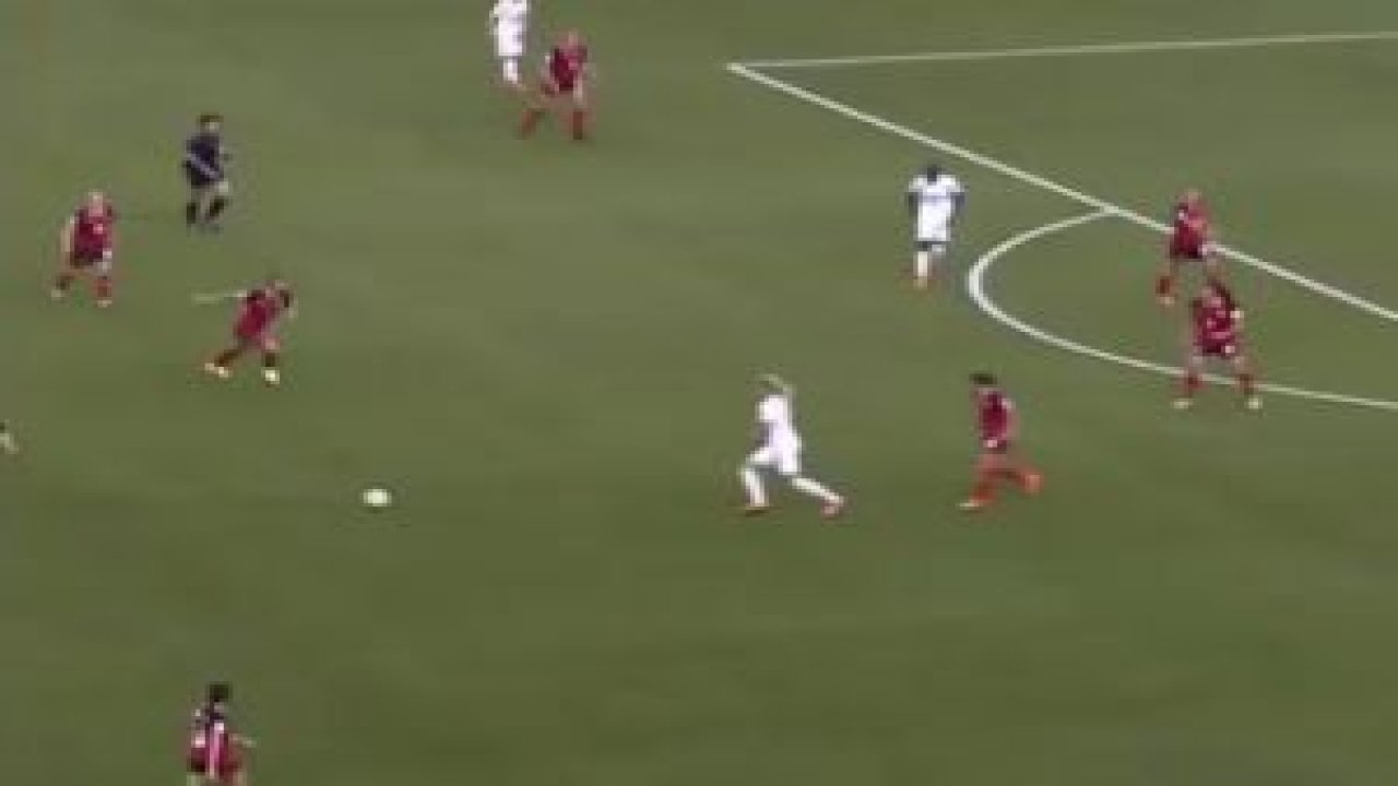 KADIN FUTBOLCULARDAN MÜTHİŞ HAREKETLER