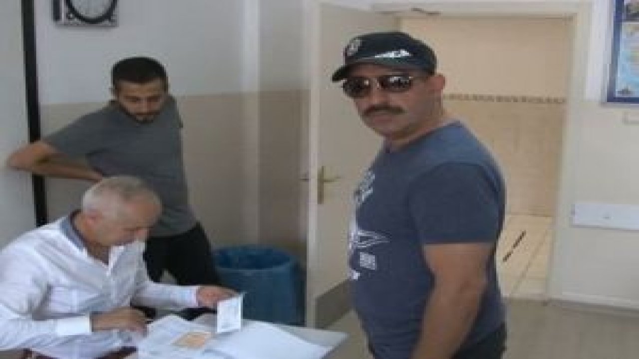 Cem Yılmaz sandık başına gitti