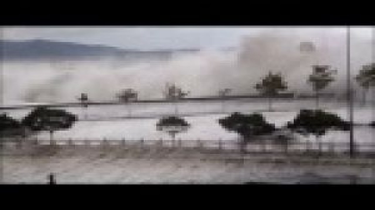 Dalgalar yolu trafiğe kapattı