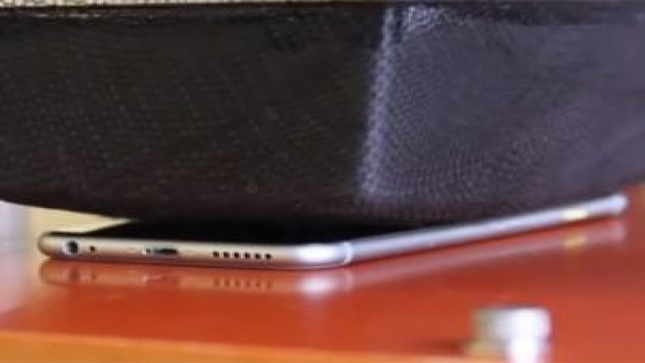 Apple'dan İphone 6 bükülüyor iddialarına videolu cevap verdi!