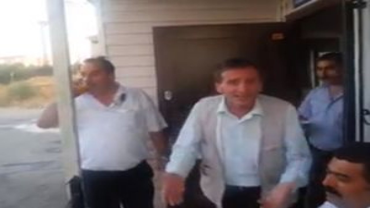 Müthiş bir ses ilahi söylüyor