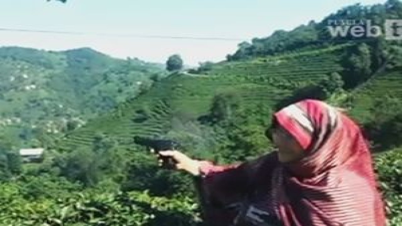 Karadenizli nine tabanca atıyor.