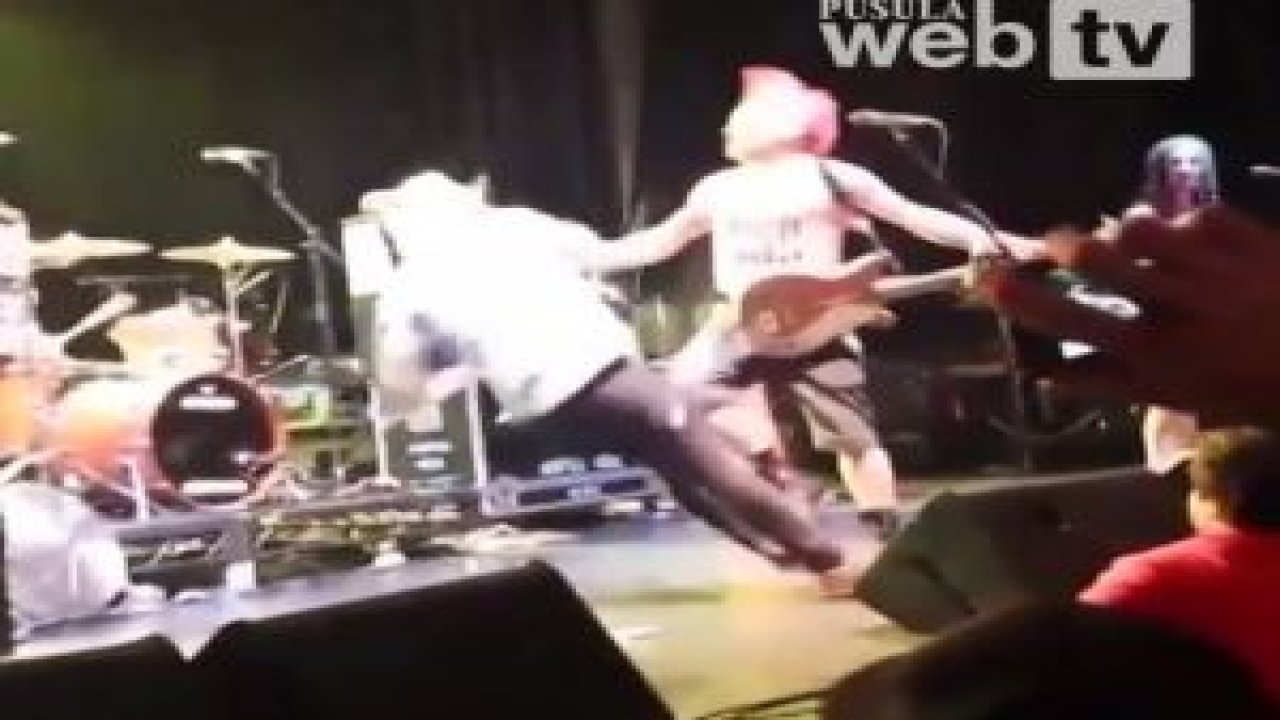 Konserde Tekme Yumruk