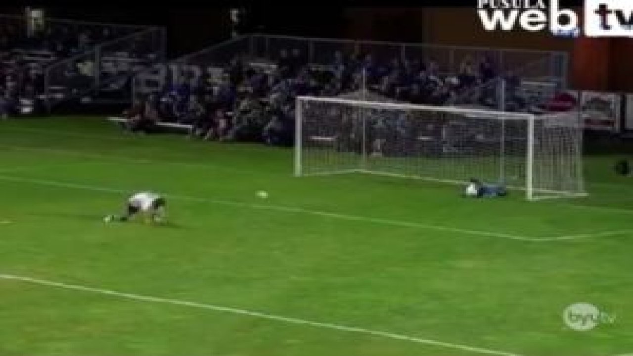 Kafasıyla Top Tutan Kaleci