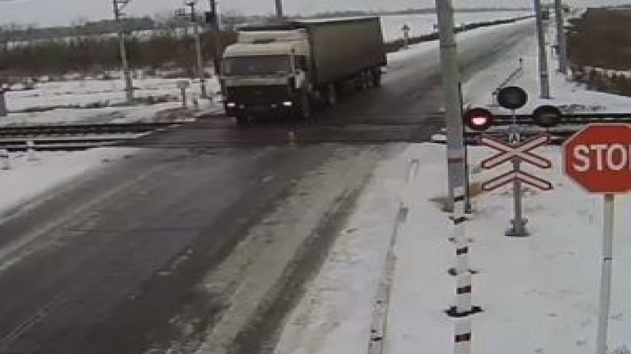 İki Tren Arasında Kalan Kamyon