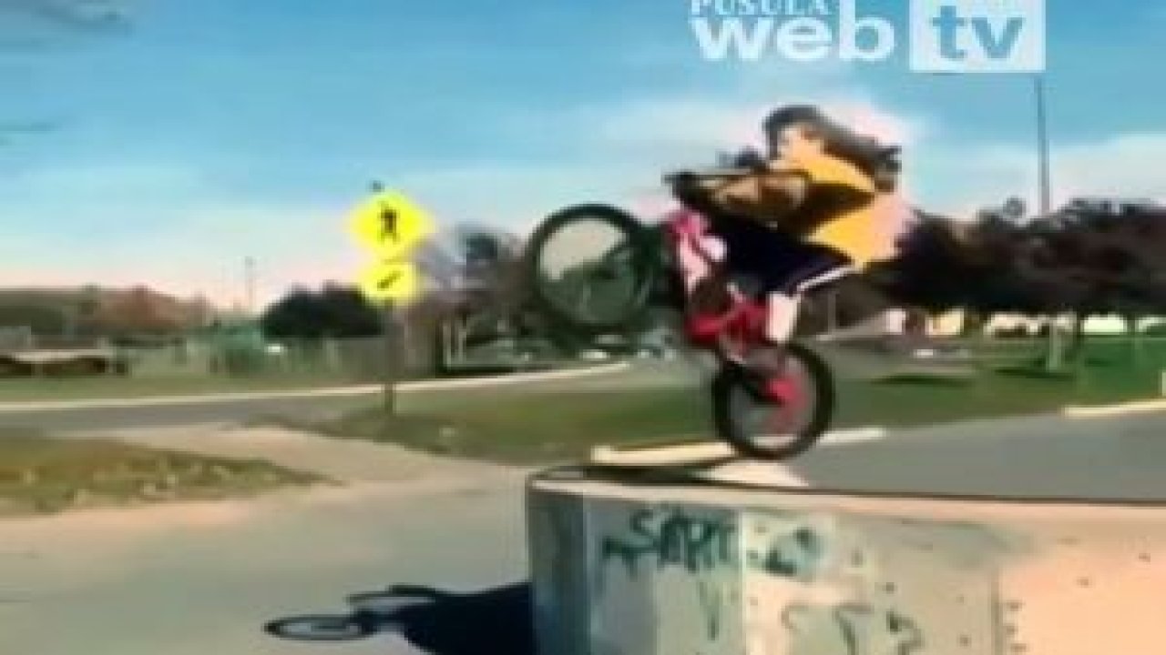 Bisikletten Feci Düşüyor...