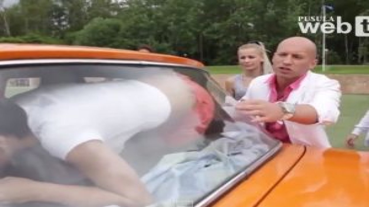 31 Rus Kızını 1 Araca Sığdırmak !