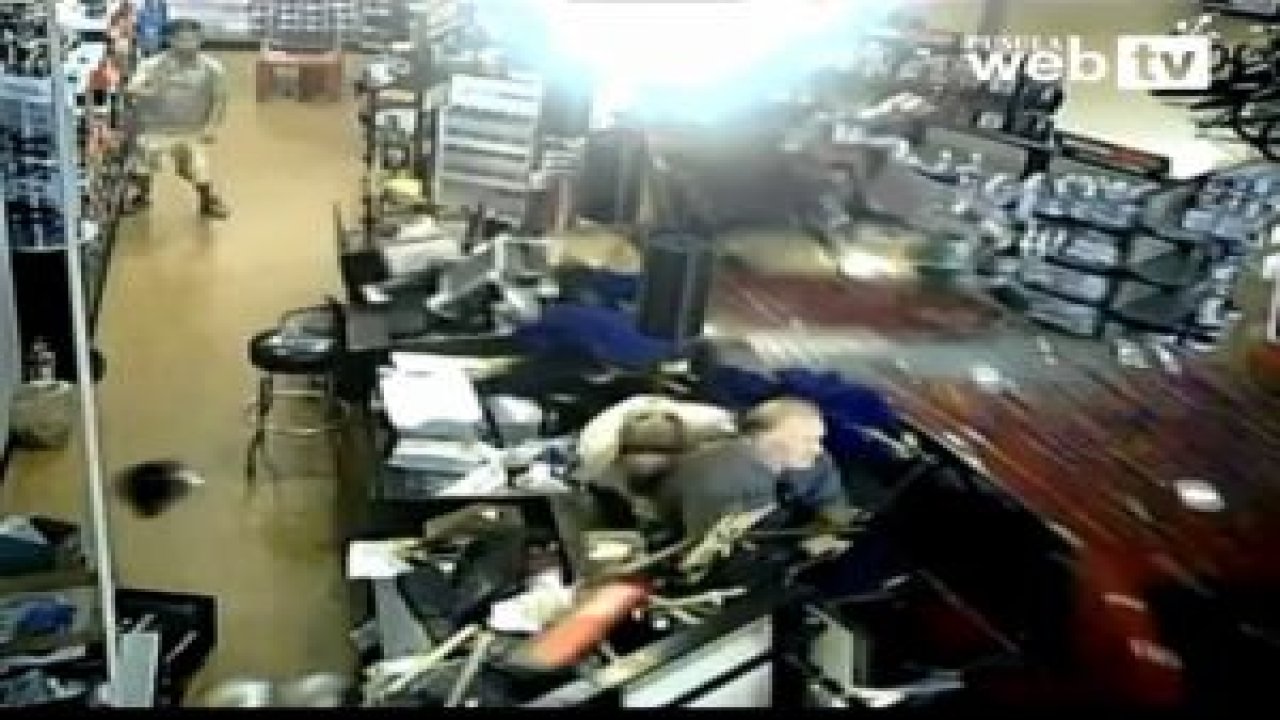 Arabayla Dükkana Daldı !