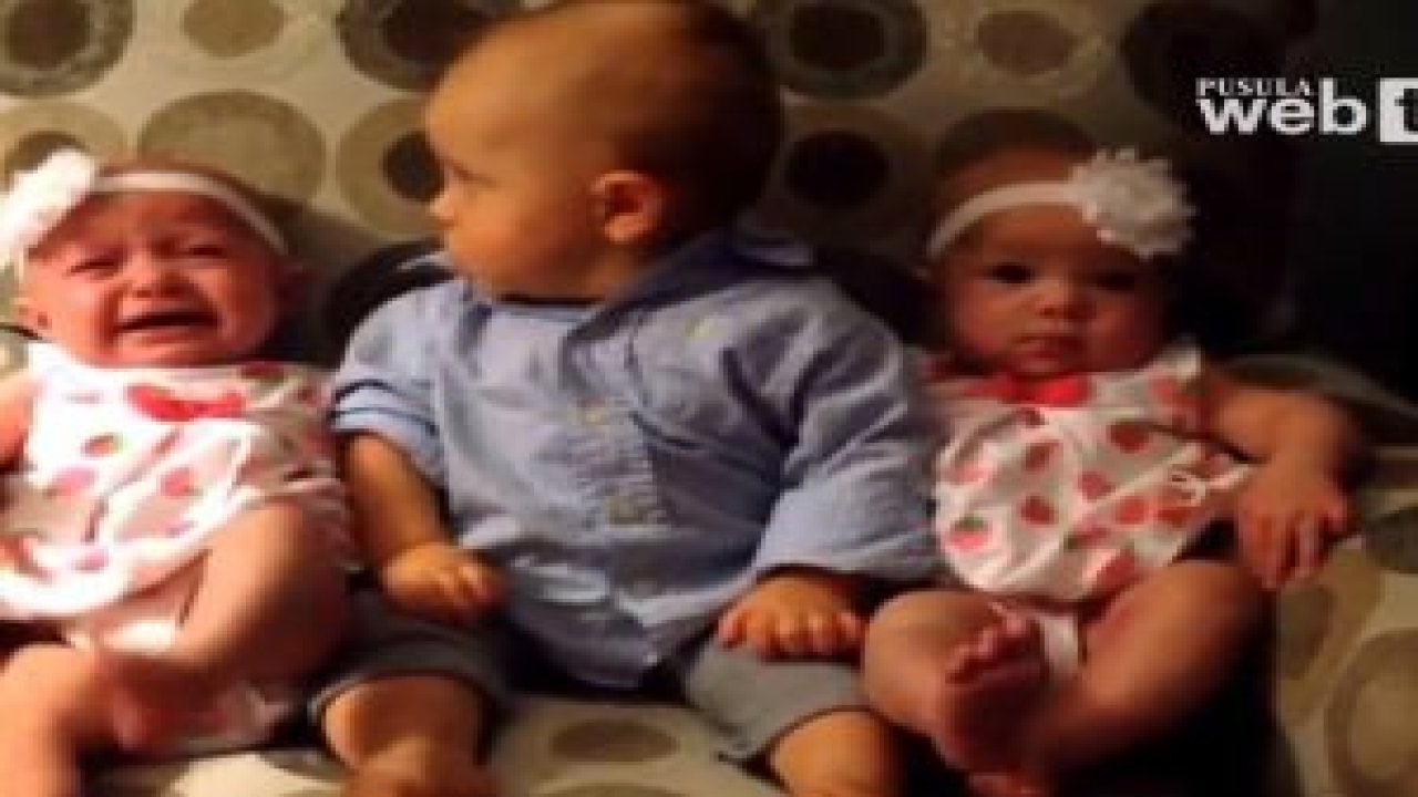 Kafası Karışan Bebek (İlk kez ikiz gören bebek)