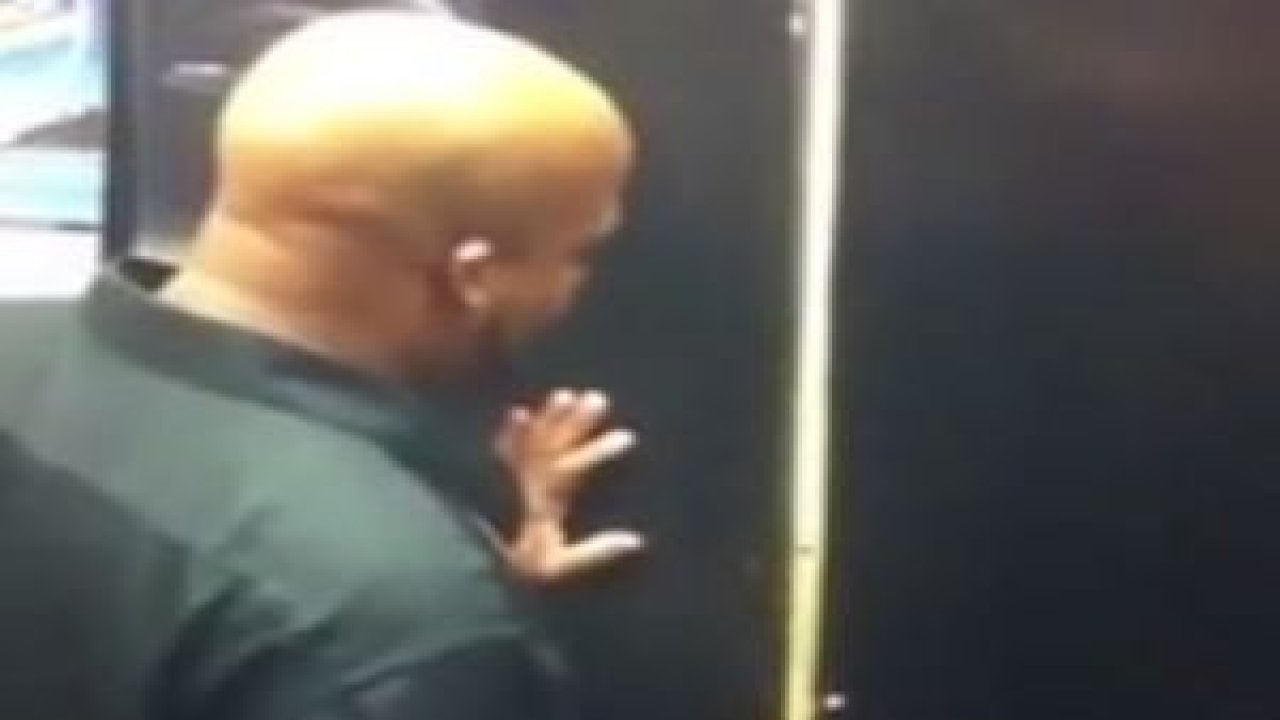 Tuvaleti Yıkan Adam