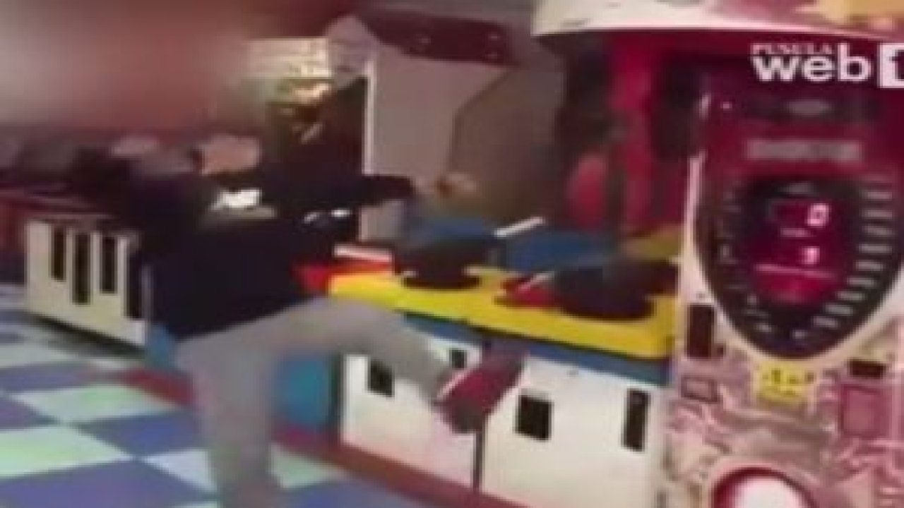 Boks Makinesine Ninja Vuruşu