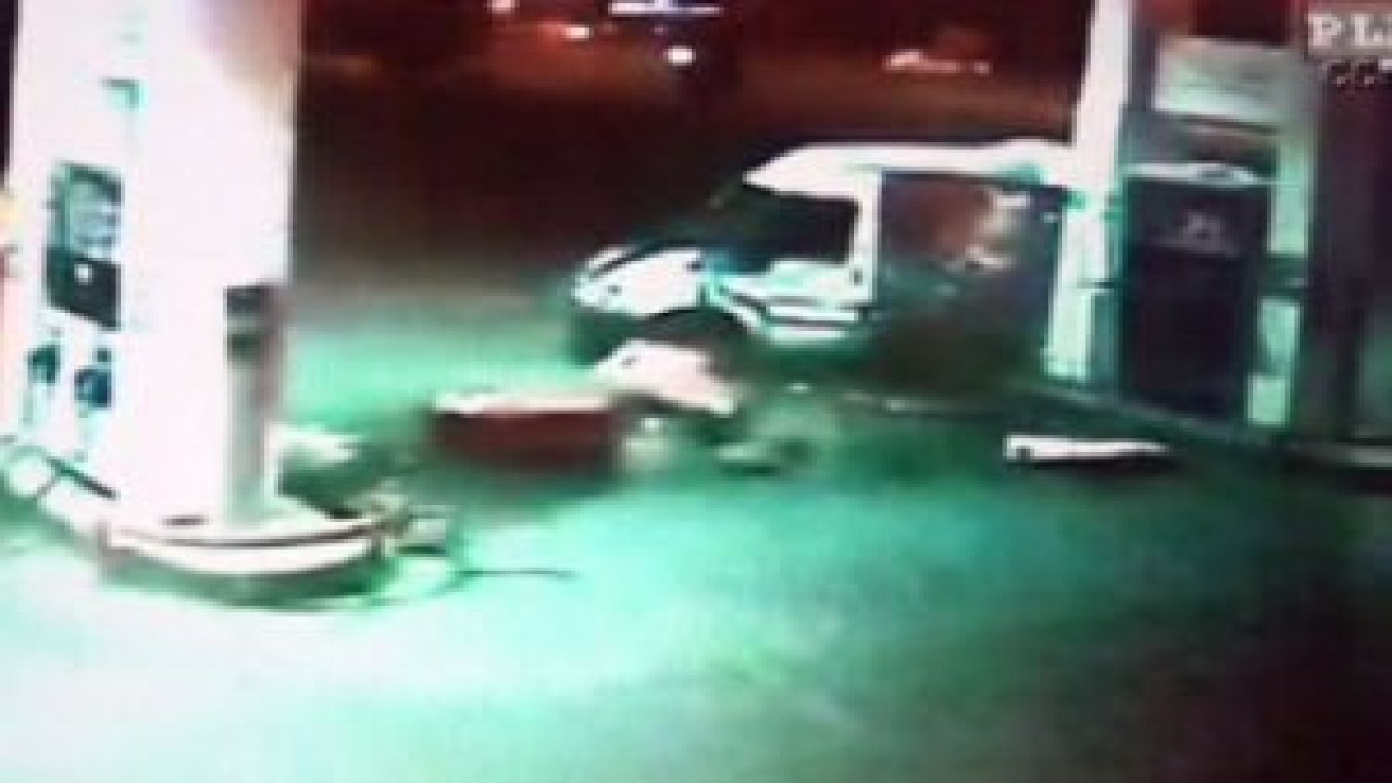 Minibüs benzin istasyonuna böyle daldı
