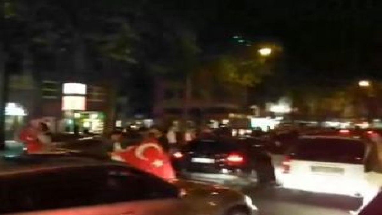 Köln de vatandaşlarımız zaferimizi coşkuyla kutladılar