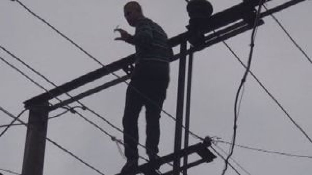 Elektrik direğine çıkıp intihara kalkıştı