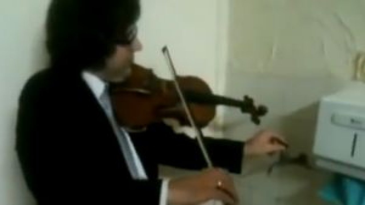 Keman ve musluktan müzik olur mu demeyin!