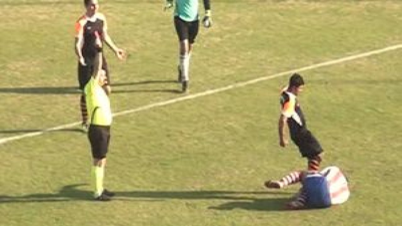 Yerdeki rakibinin yüzünü tekmeledi!