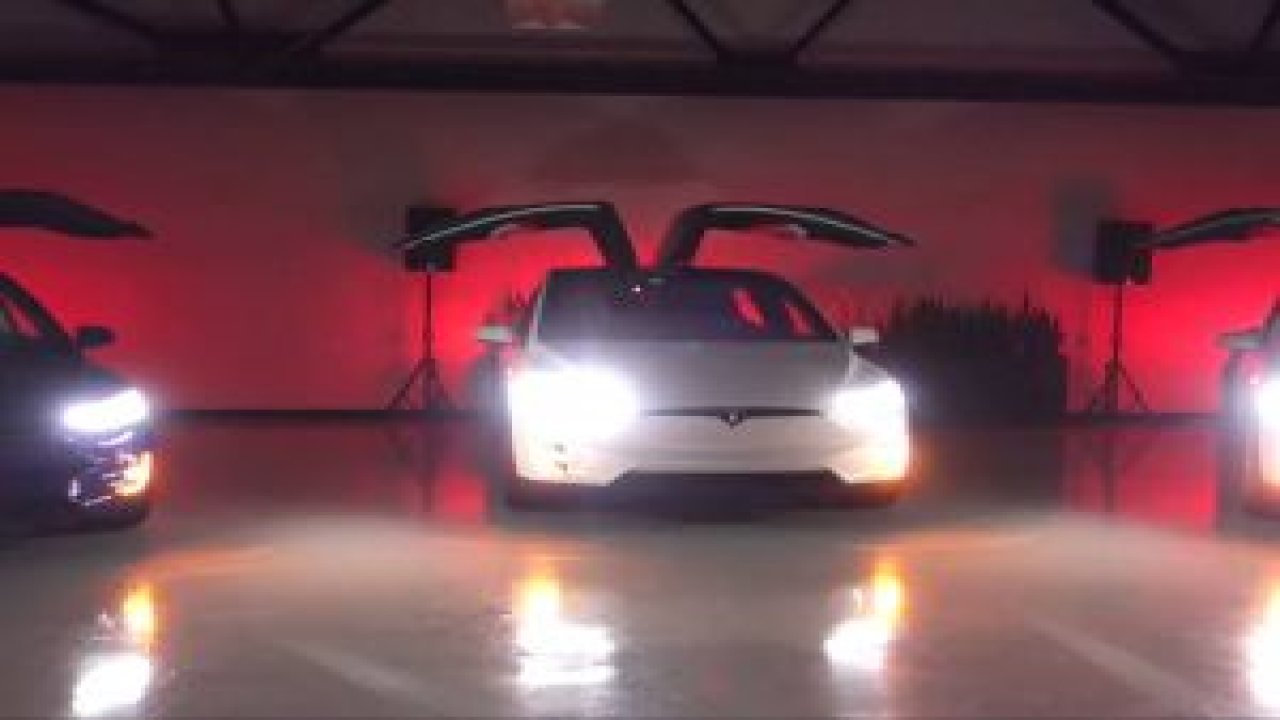 Tesla Model X'ler İle Muhteşem Koreografi