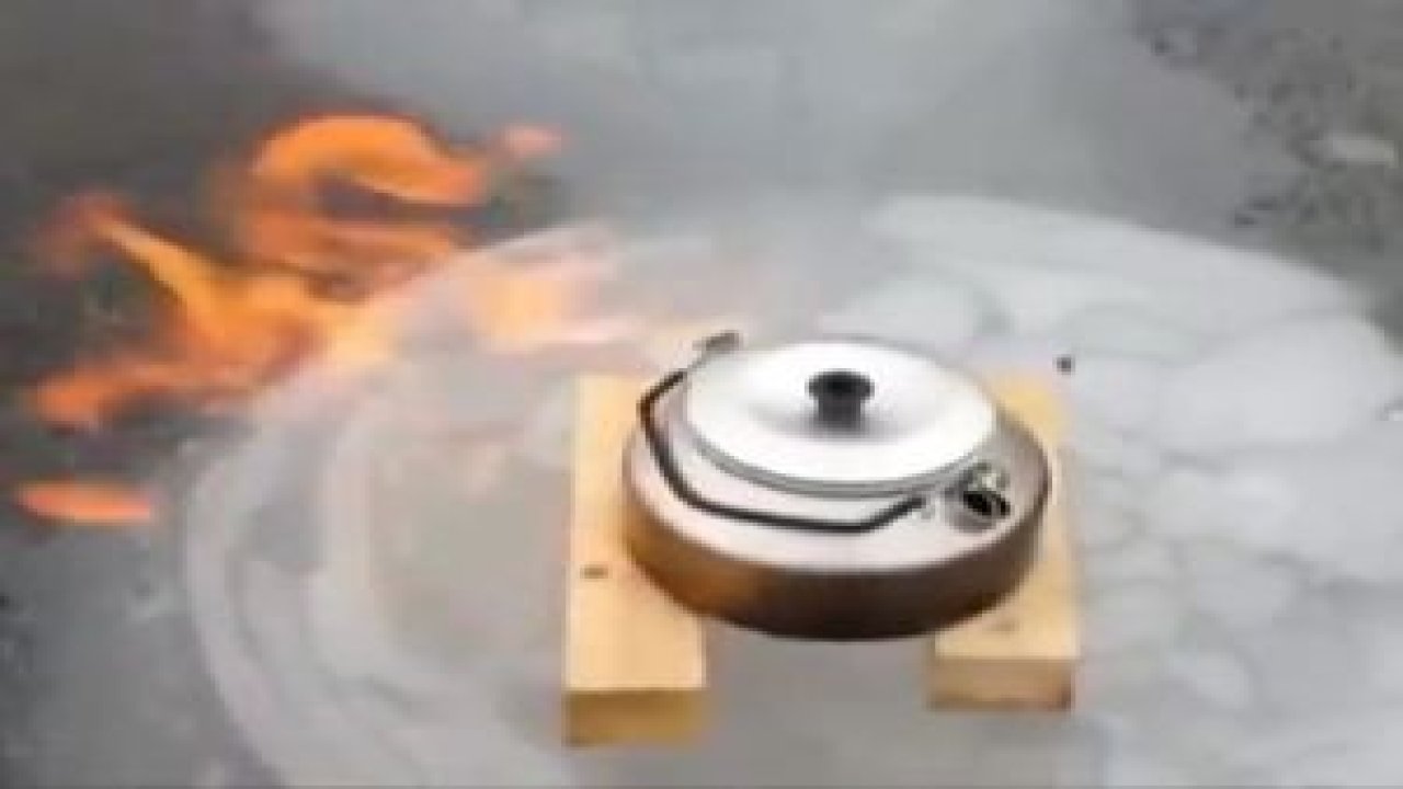 Buz Tutan Gölde Sıkışan Gaz Yanıyor!