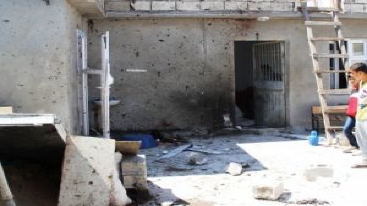 Canlı bombanın kendini patlattığı hücre evi