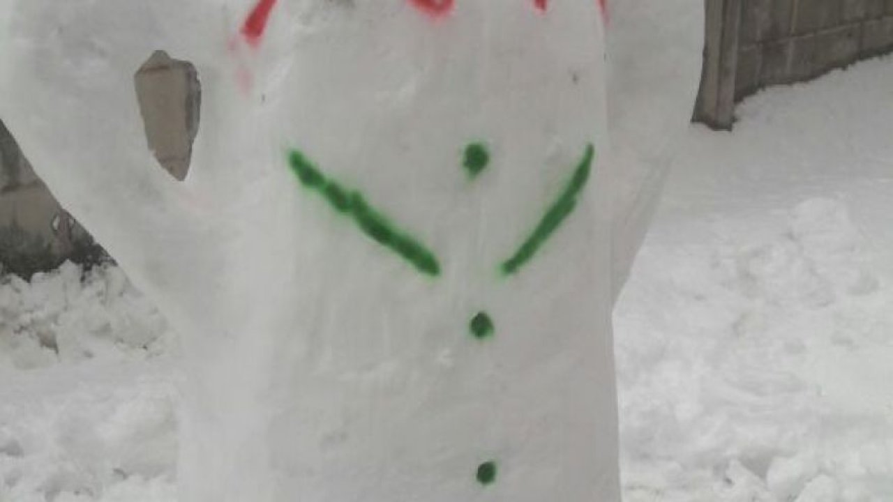 Pala ve mala ile kardan adam yapımı