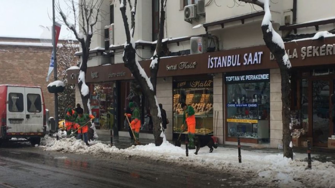 Mevlana Meydanı'nda kar temziliği