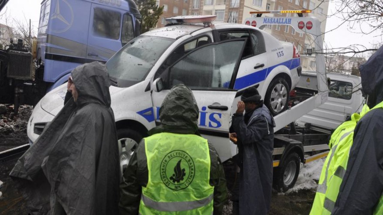 Çöken çatı altında kalan emniyet araçları çıkarıldı