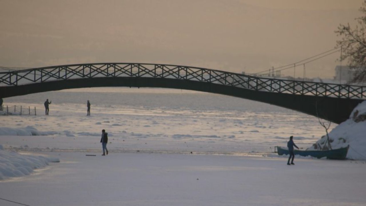 Buz tutan gölde tehlikeli yürüyüş