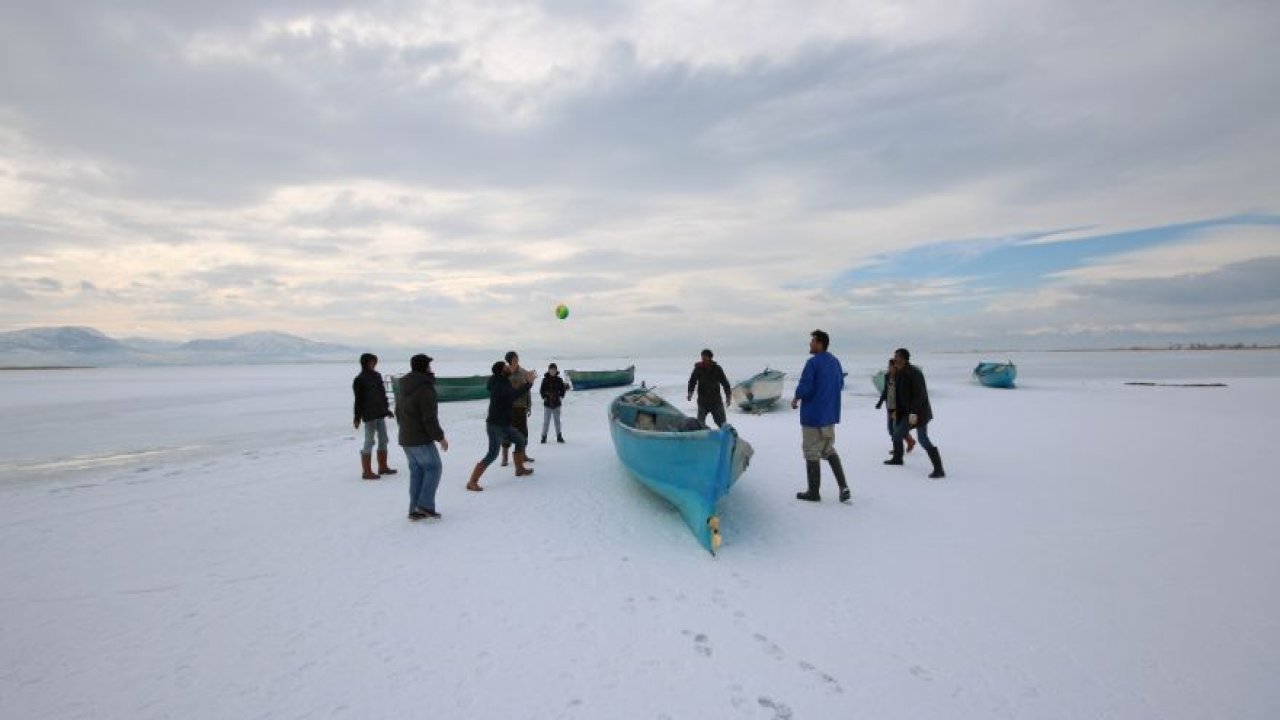 Konya'da balıkçılar donan gölde voleybol oynadı