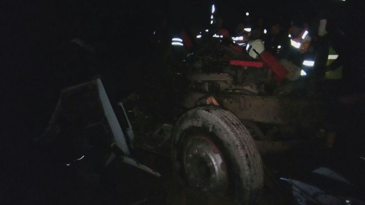 Otobüsle TIR çarpıştı: 1 ölü 15 yaralı