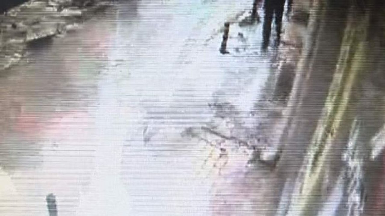 Kar kütlesinin altında kalmaktan son anda kurtuldu