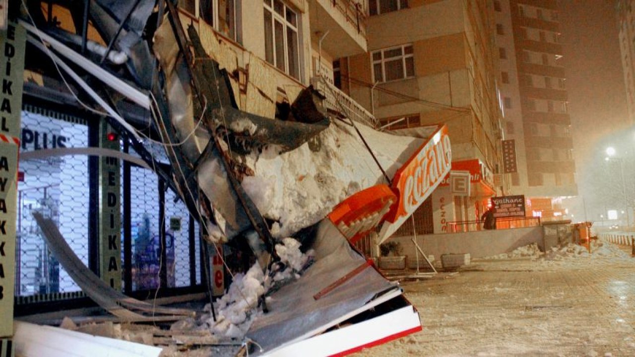 Kar kütlesinin ağırlığını taşıyamayan iş yeri tentesi çöktü