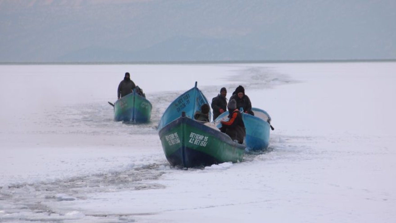 Buz kütlesine çarpan tekne batınca balıkçı çift ölümden döndü