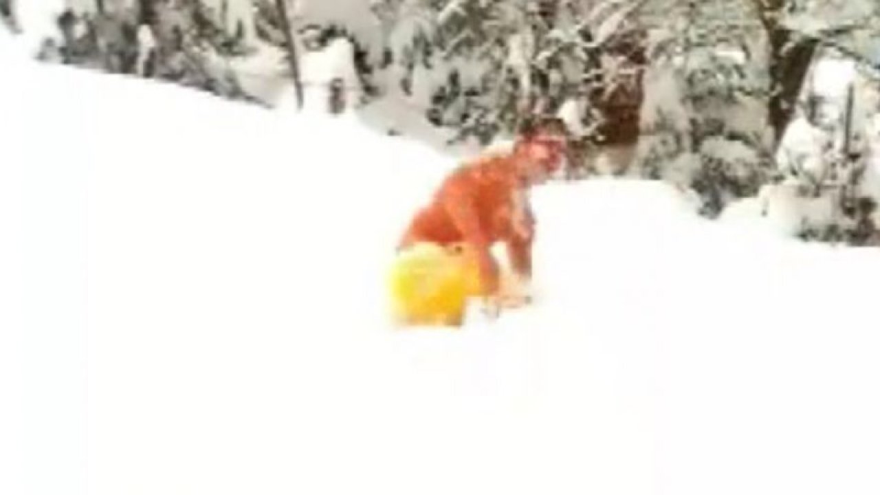 -3 derece soğukta karda yüzüyor