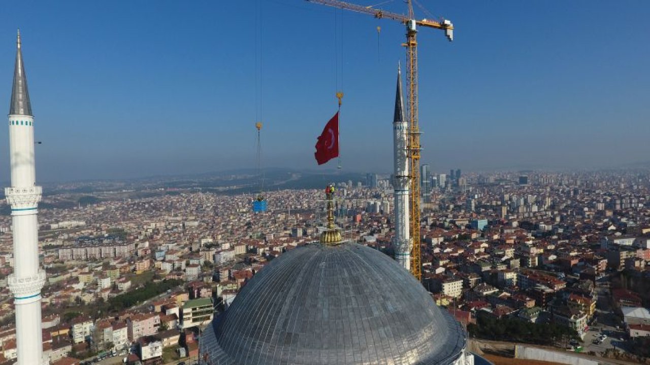 Çamlıca Camii'nin 'hilal'i törenle yerine konuldu