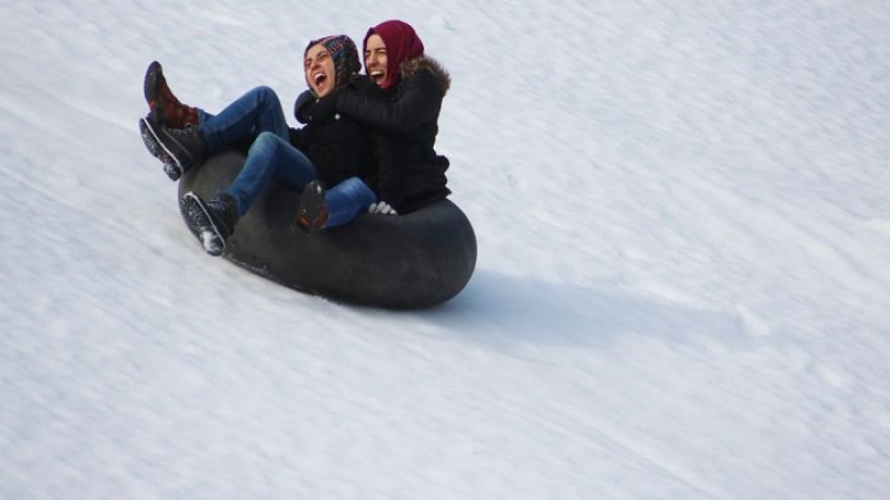 Gençlerin karda kayma keyfi
