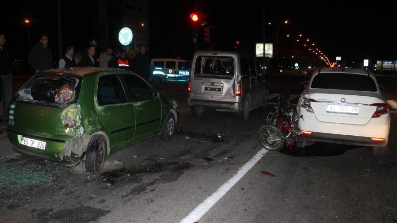 Işıkta bekleyen araçlara çarpan motosiklet sürücüsü ağır yaralı