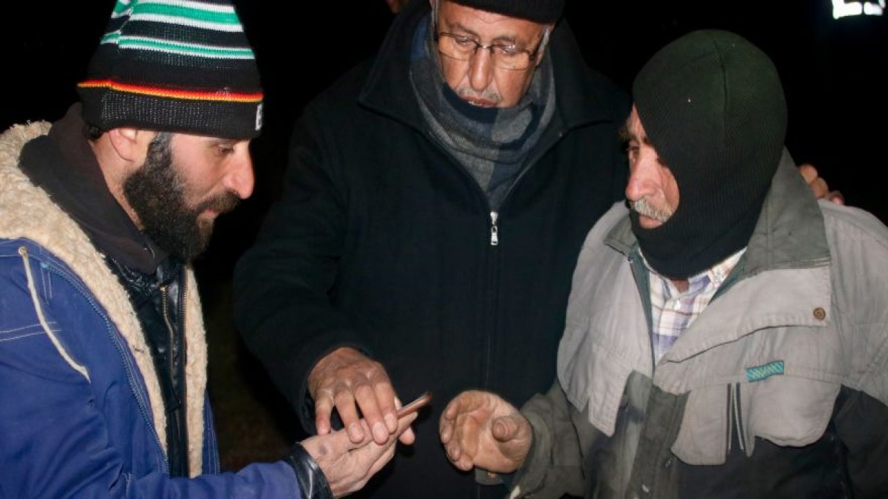 Gölde mahsur kalan balıkçılar askeri helikopterle kurtarıldı