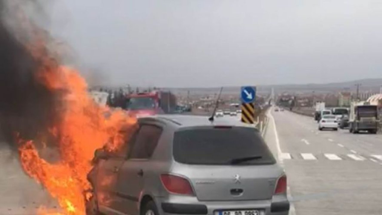 Seyir halindeki otomobil alev alev yandı