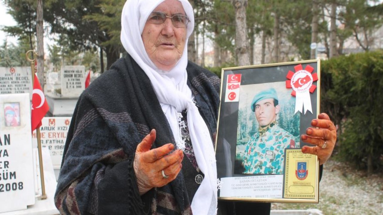 Şehit oğlunun boş mezarını ziyaret ediyor