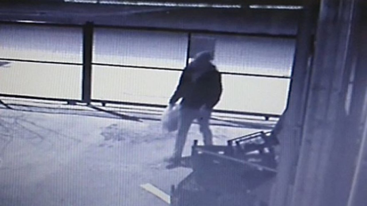 Delik çuvalla sigara çalmaya kalktı