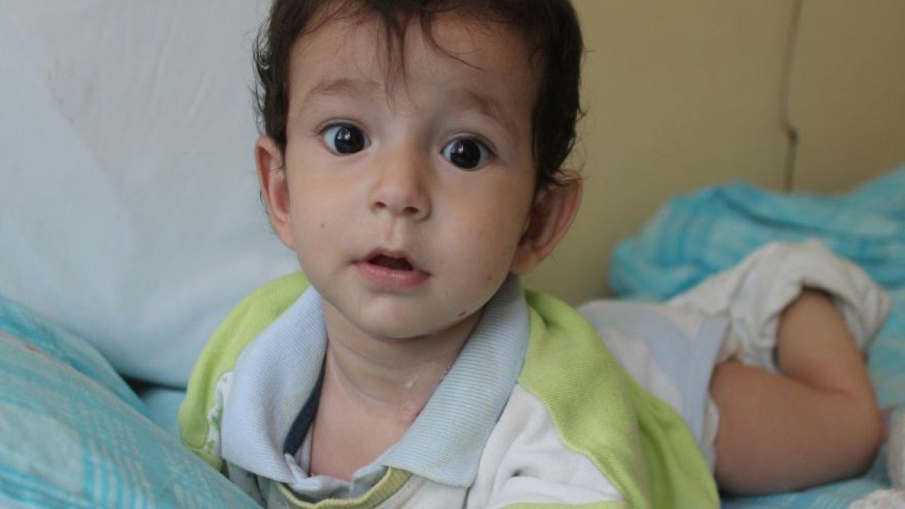 Doğuştan yemek borusu olmayan bebek yardım bekliyor