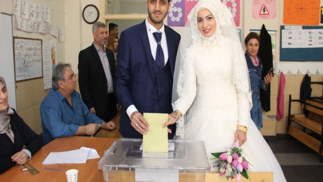 Gelin ve damat düğünden önce sandık başına gitti