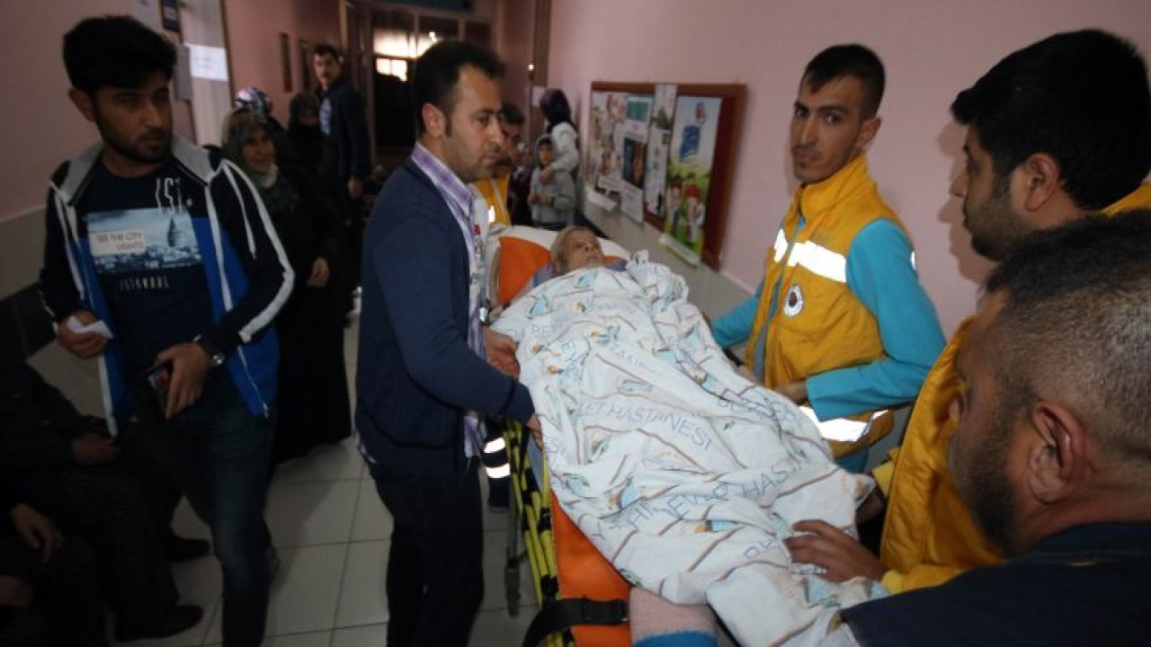 Yatalak hastalar ambulanslar yardımıyla oylarını kullandı