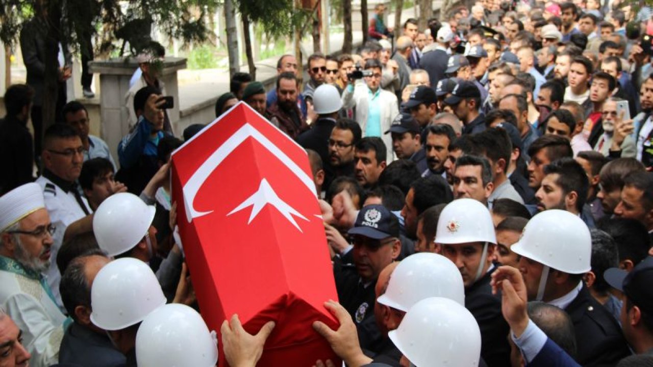 Şehidin babası oğlunu tabutunu öperek son yolculuğuna uğurladı