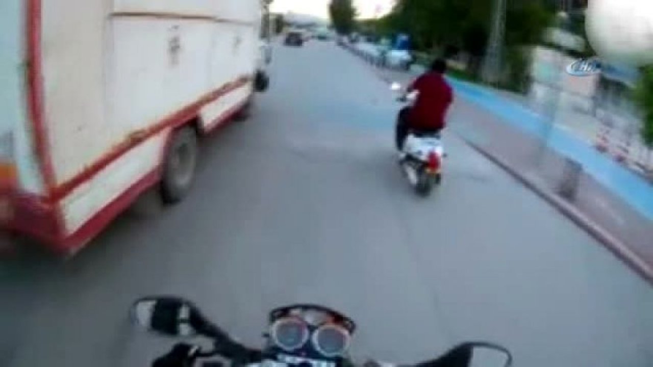 Seyir halinde yol tartışması kavgaya döndü... O anlar kask kamerasına böyle yansıdı