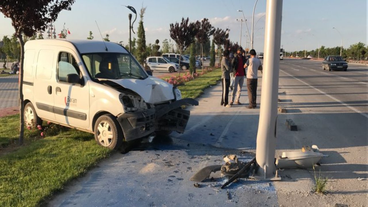 Önce köpeğe sonra direğe çarpan aracın sürücüsü yaralandı