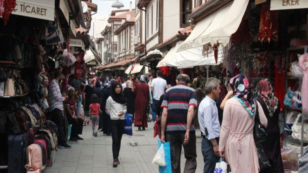 Tarihi Bedesten Çarşısında bayram hareketliliği