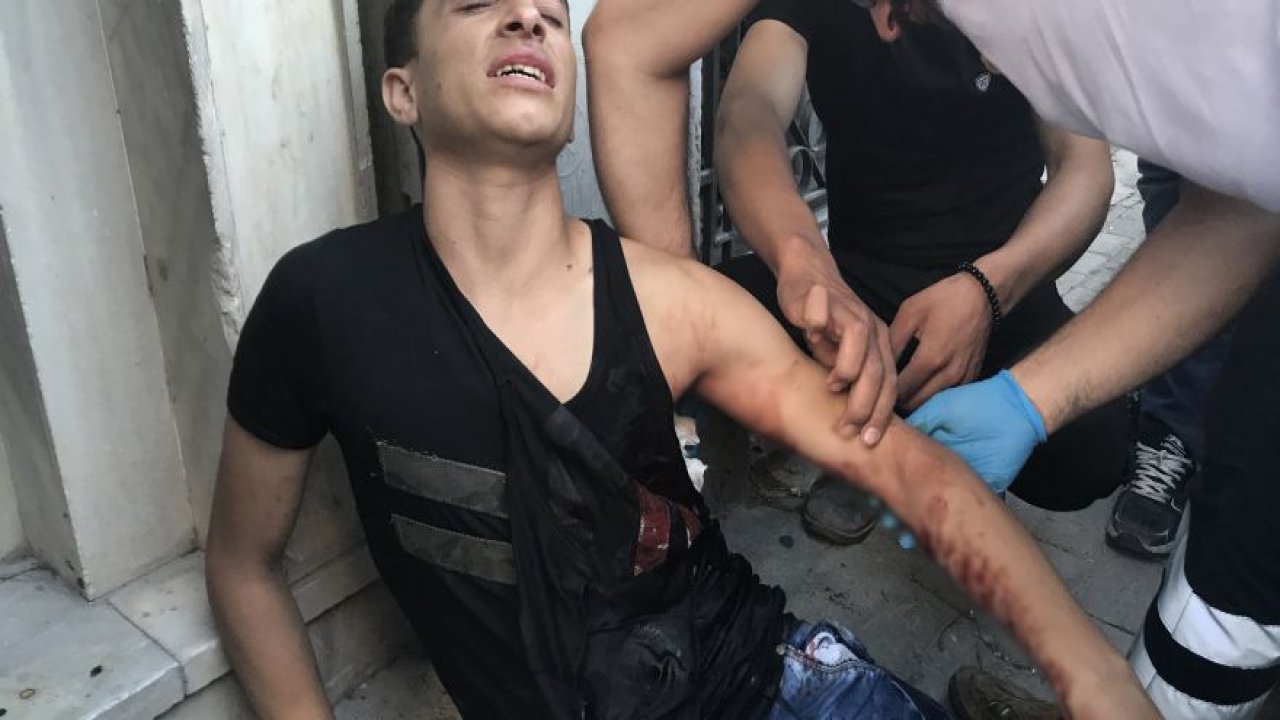 Bıçaklanan iki kardeş metrelerce yürüdükten sonra yere yığıldı