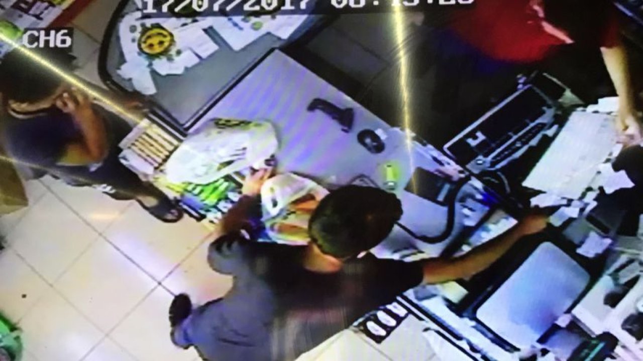 Kasadan bin lira çalıp aldıkları ürünleri veresiye yazdırmaya çalıştılar